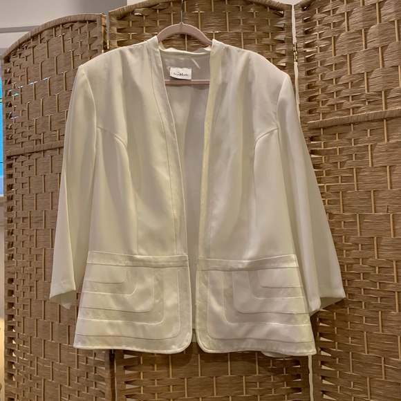 🤍HOST PICK🤍 Vintage 80s white oversized blazer with satin trim details - Picture 2 of 15